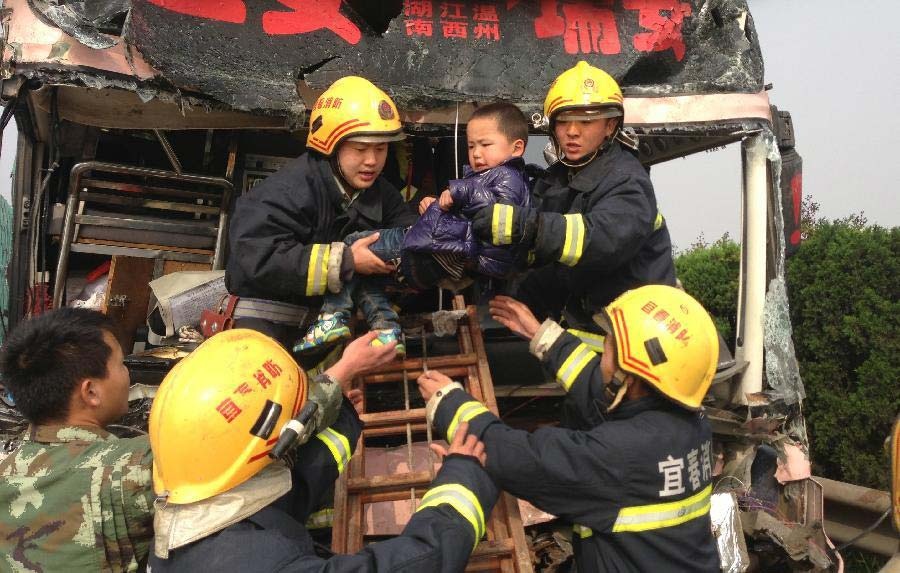 Hang chuc xe dam lien hoan vi suong mu, 3 nguoi chet hinh anh