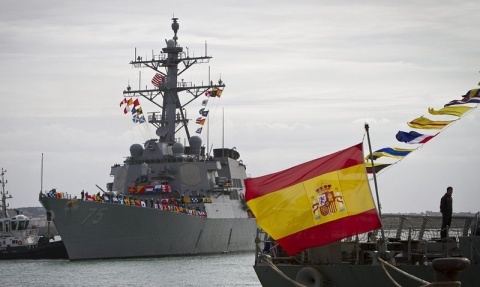 Tau khu truc ten lua My tien vao Bien Den hinh anh