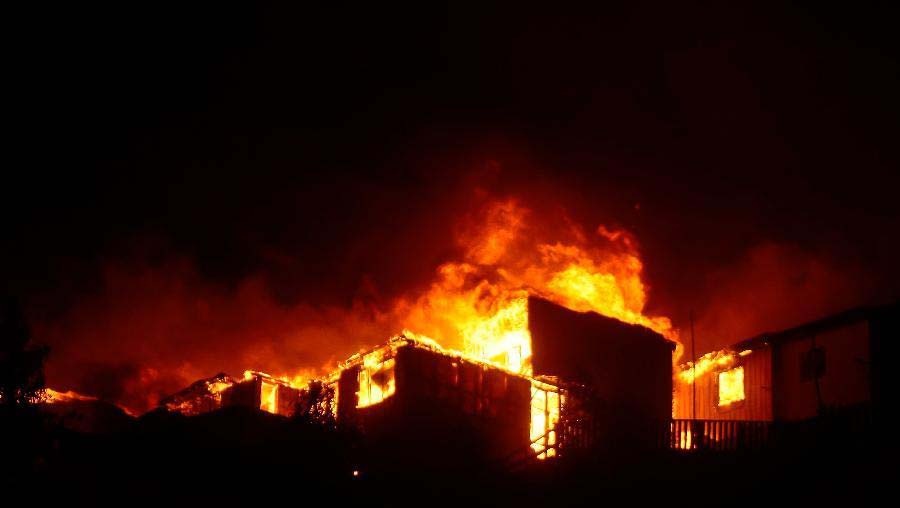 Chay rung o Chile, 4 nguoi thiet mang hinh anh