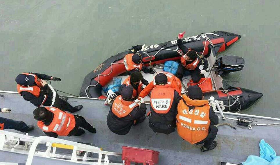 Luc luong cuu ho cuu nan nhan tren tau Han Quoc chim hinh anh