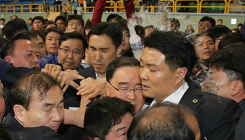 Nguoi nha hanh khach nem chai vao Thu tuong Han hinh anh