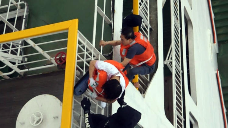 Thi the hanh khach tau Han Quoc noi tren bien hinh anh