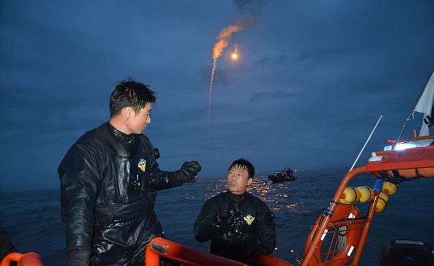 Phat hien ba thi the trong tau Han Quoc chim hinh anh