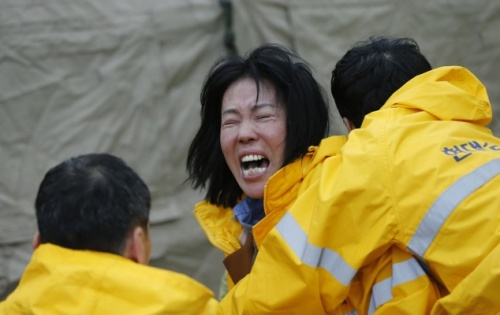 Cha me dau don khi nhan thi the vu tau chim o Han Quoc hinh anh