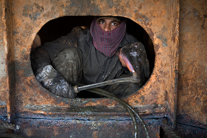 Cong viec nguy hiem cua tho pha tau hinh anh