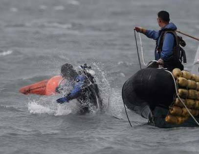 Be cuu sinh truc trac lam giam co hoi song sot tren tau dam hinh anh