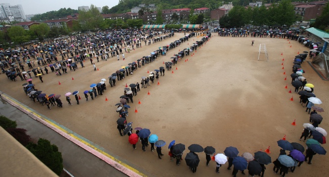 Dan Han doi mua xep hang vieng nan nhan tau chim hinh anh