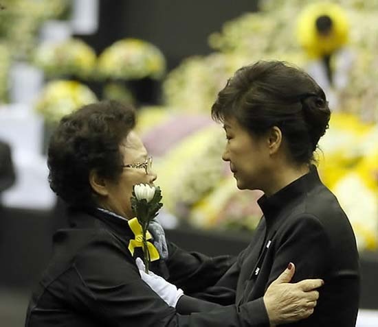 Dan Han nghi Tong thong dung canh gap than nhan hanh khach hinh anh