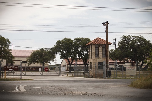 Kho vu khi mat cua CIA chuyen dung cho cac chien dich lat do hinh anh