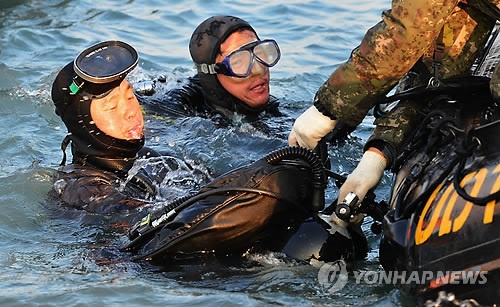 Tho lan thiet mang khi tim kiem nan nhan tau Sewol hinh anh