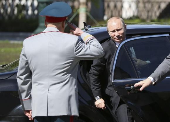 Nga siet lenh trung phat quan chuc My va Canada hinh anh