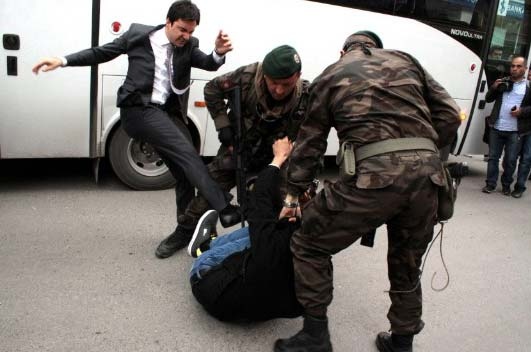 Tro ly Thu tuong Tho Nhi Ky da nguoi bieu tinh hinh anh