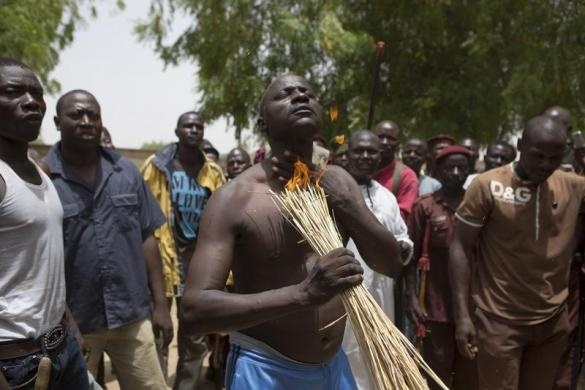 Tho san Nigeria truy tim nhom bat coc gan 300 be gai hinh anh