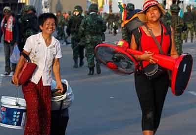 Nguoi bieu tinh Thai vui mung, lu luot ve que hinh anh