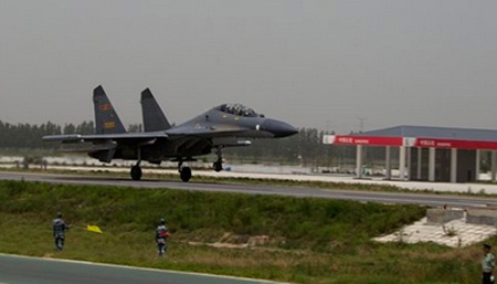 Chien dau co Trung Quoc ha canh tren duong cao toc hinh anh