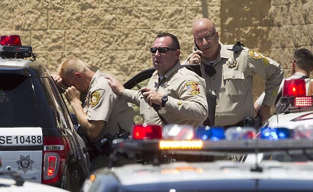 Hai canh sat thiet mang trong vu xa sung o Las Vegas hinh anh