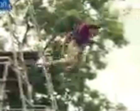 Man nhay tu tren cao trong khoa dao tao linh nhay du Anh hinh anh