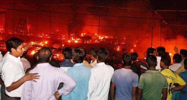 Chay cho phao tai An Do, hon 200 cua hang thanh tro hinh anh