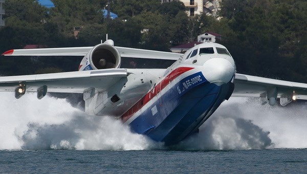 Nga trinh lang may bay loi nuoc phuc vu cong tac chua chay hinh anh