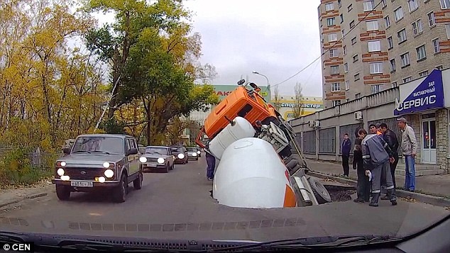 Ho tu than nuot chung xe tron be tong hinh anh