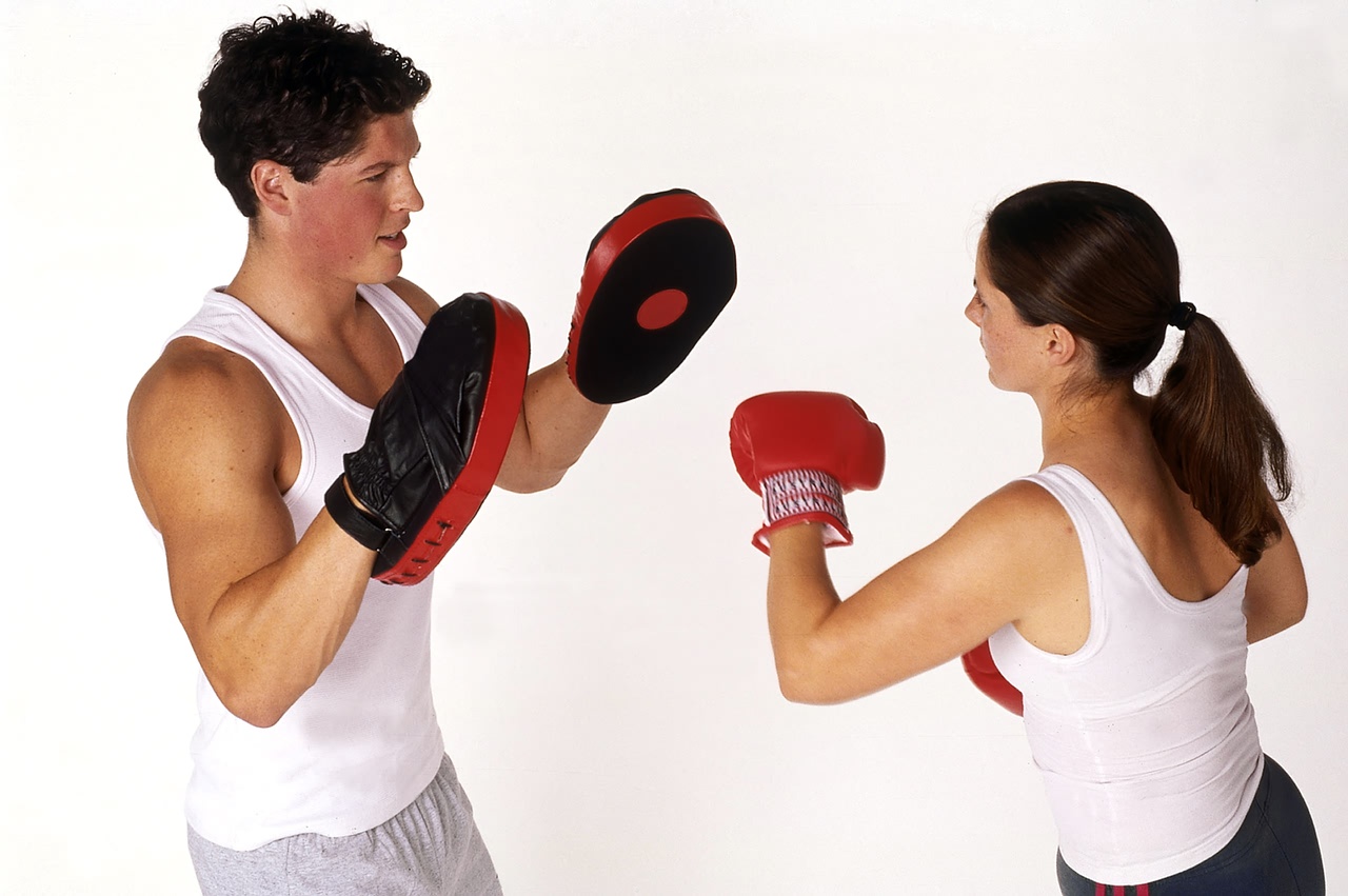 Kick-boxing là môn võ phát triển từ quyền Thái, quyền Anh và karate. Nếu như boxing cổ điển chỉ sử dụng những cú đấm thì kick-boxing kết hợp cả đấm và đá. Hiện môn võ này được được giới trẻ yêu chuộng không chỉ để tự vệ, đối kháng mà còn để rèn luyện sức khỏe. Trong môn này, các võ sĩ đánh tự do hơn môn boxing (quyền Anh) nhiều. Quá trình di chuyển bằng chân, quan sát và đấm đỡ bằng tay của kick-boxing tạo sự vận động tối đa cho mọi cơ bắp. Chính việc vừa vận động vừa quan sát sẽ giúp người tập rèn luyện thêm về độ nhanh nhạy - một sự khác biệt lớn so với việc tập thể hình hay chạy điền kinh.