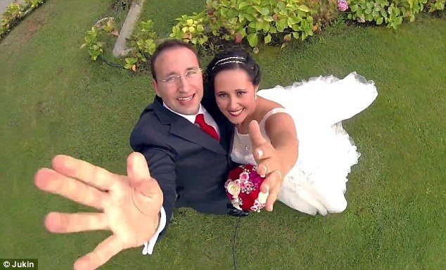 May bay mini trao nhan trong dam cuoi hinh anh