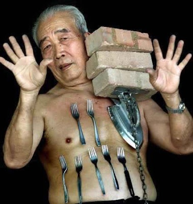 Nguoi dan ong co kha nang hut kim loai nhu nam cham hinh anh