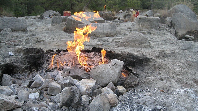 Ngon lua tu boc chay hon 2.500 nam hinh anh