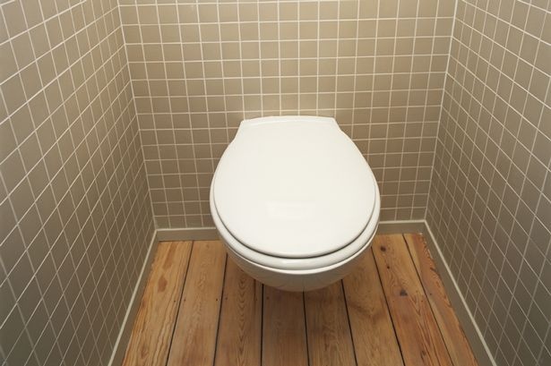 Cau be chet vi be phot trong nha ve sinh no hinh anh