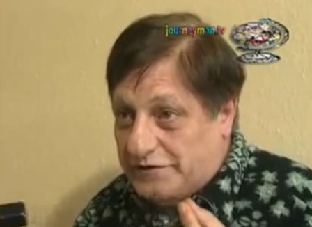 Nguoi dan ong dap vo ly thuy tinh va an ngon lanh hinh anh