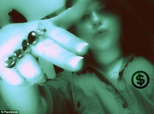 Thieu nien 15 tuoi cam dau duong day ban dam qua mang hinh anh