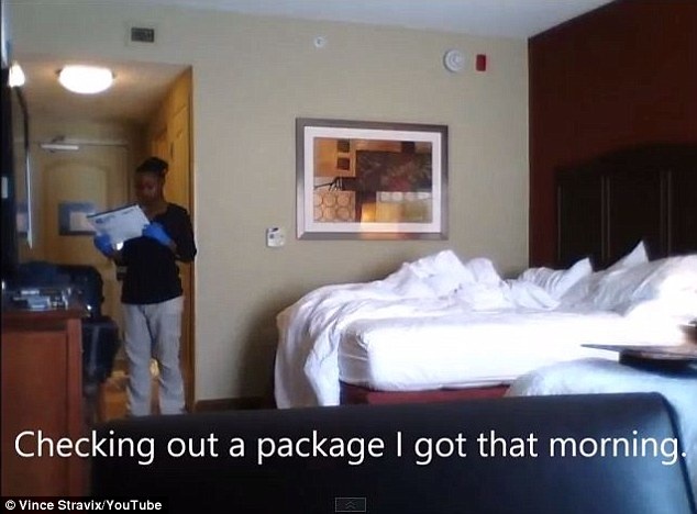 Hình ảnh nữ lao công đang lục đồ của khách. Ảnh: Youtube