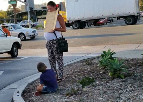 Thai phu an may nhung di xe Mercedes hinh anh