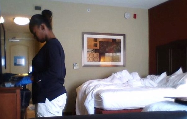 Canh lao cong khach san luc hanh ly, mo laptop cua khach hinh anh