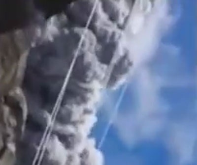 Canh thoat khoi nui lua dang hoat dong hinh anh