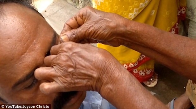 Lay bui trong mat bang que kim loai hinh anh