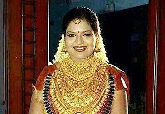 Co dau deo luong vang tri gia 13 ty dong trong le cuoi hinh anh