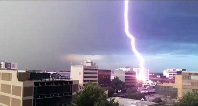 Canh tuong set danh trung toa nha hinh anh