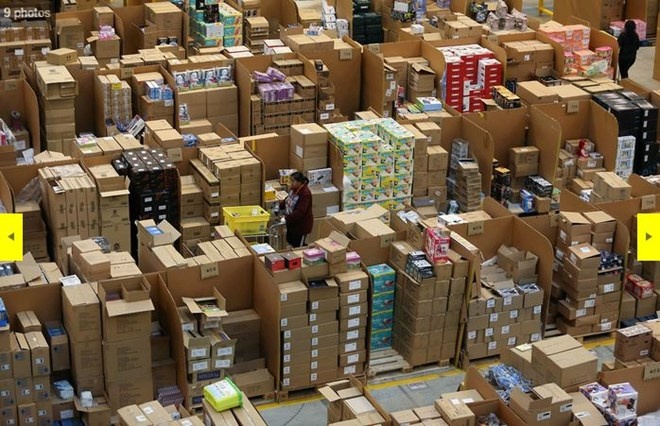Ben trong xuong dong hang khong lo cua Amazon hinh anh