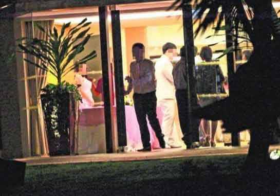 Liu (đồ trắng) xuất hiện trong bữa tiệc tại khách sạn 5 sao Sentosa ngày 29/11. Ảnh: Shin Min