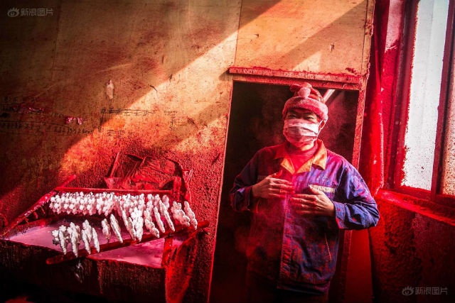 Can canh 'vua' san xuat do trang tri Giang sinh hinh anh