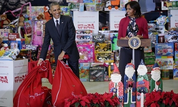 Obama lam ong gia Noel phat qua cho tre em hinh anh