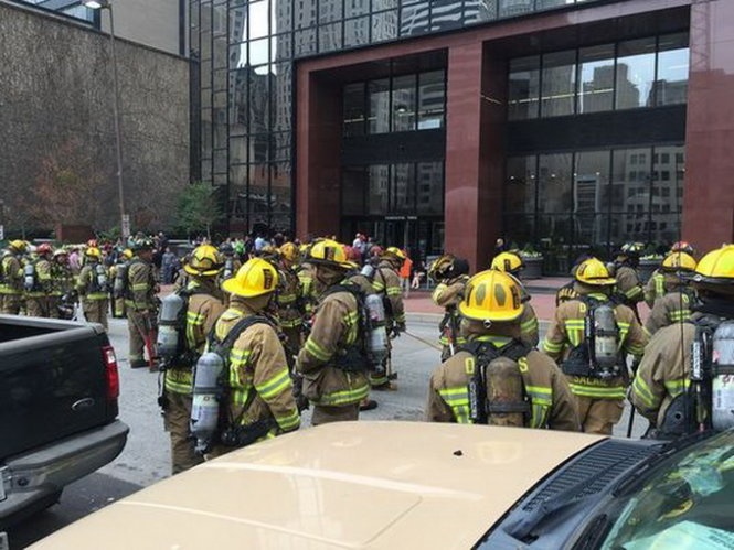 My: Chay toa nha 50 tang, 3 nguoi chet, 2.800 nguoi so tan hinh anh