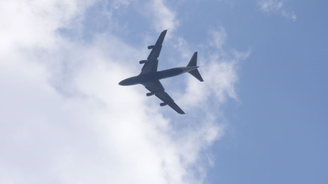 May bay quan su Nga suyt va cham voi phi co cho khach hinh anh