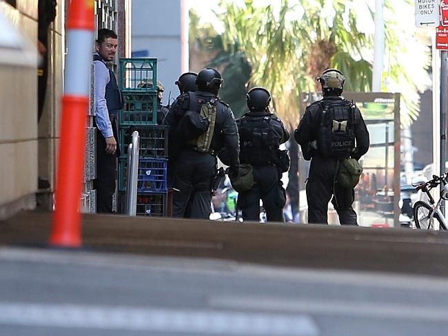 Đội phá bom tại hiện trường vụ bắt cóc tại Cung điện Martin, Sydney, Australia.