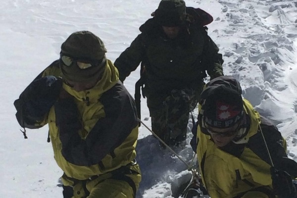 Ngày 14/10, bão tuyết và lở tuyết bất thường xảy ra ngọn núi Annapurna và Dhaulagiri thuộc dãy Himalaya cướp đi sinh mạng của ít nhất 43 người thuộc nhiều nước trên thế giới, trong đó có 21 người leo núi và nhiều người khác bị thương. Những ngày sau thảm họa, lực lượng cứu hộ đã cứu hơn 500 người, trong đó hơn một nửa là du khách nước ngoài. Chính phủ Nepal sau đó đưa ra các quy định chặt chẽ hơn đối với người leo núi và cam kết sẽ cung cấp nhiều thông tin về thời tiết hơn. Ảnh: Reuters