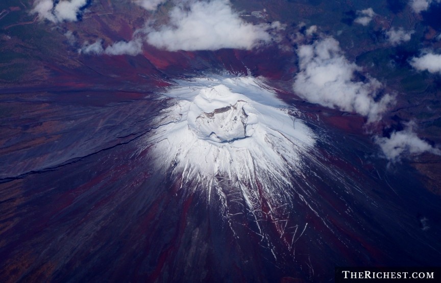 Ngọn núi lửa Ontake tỉnh giấc ngày 27/9/2014 khiến 57 người thiệt mạng. Ontake tọa lạc tại đảo Honshu, cách thủ đô Tokyo khoảng 200 km về phía tây nam. Đây là vụ núi lửa hoạt động gây thương vong nhiều sau khi ngọn núi Unzen phun trào vào năm 1902 cướp sinh mạng của 150 người. Ảnh: The Richest