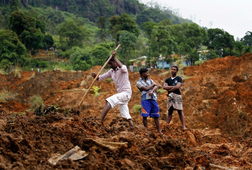 Lúc 7h30 ngày 29/10/2014, một trận lở đất đã tàn phá huyện Badulla của Sri Lanka khiến ít nhất 16 người thiệt mạng và khoảng 200 người mất tích. Nguyên nhân của vụ lở đất là do mưa lớn. Nhà chức trách Sri Lanka cho biết họ đã cảnh báo về việc lở đất có thể xảy ra đêm 28 nhưng Trung tâm thảm họa, cơ quan chịu trách nhiệm đưa ra cảnh báo, không truyền được tin đến Badulla. Tuy nhiên, Trung tâm thảm họa bác bỏ cáo buộc trên và biện minh rằng họ đã cảnh báo nhưng người dân không thể sơ tán trước khi lở đất xảy ra. Ảnh: The Richest