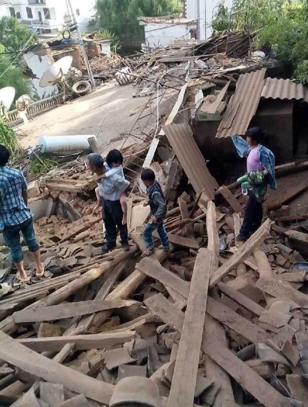 Ngày 3/8, một trận động đất 6,1 độ Richter xảy ra ở huyện Lỗ Điện, Chiêu Thông, Vân Nam, Trung Quốc làm chết ít nhất 515 người và làm bị thương 2.373 người khác. Tân Hoa xã dẫn thông tin từ chính quyền địa phương cho biết, 12.000 ngôi nhà sập và 30.000 hư hỏng sau trận động đất này. Ảnh: Xinhua