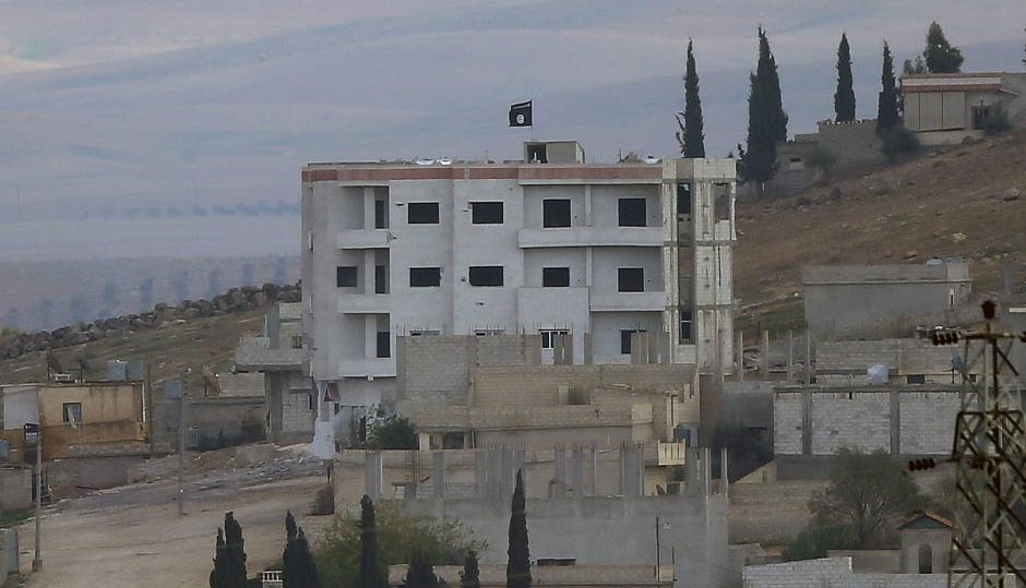 Cờ IS phấp phới trên nóc một tòa nhà ở thành phố Kobani, Syria khi cuộc giao tranh giữa người Kurd và IS đang diễn ra ngày 1/11